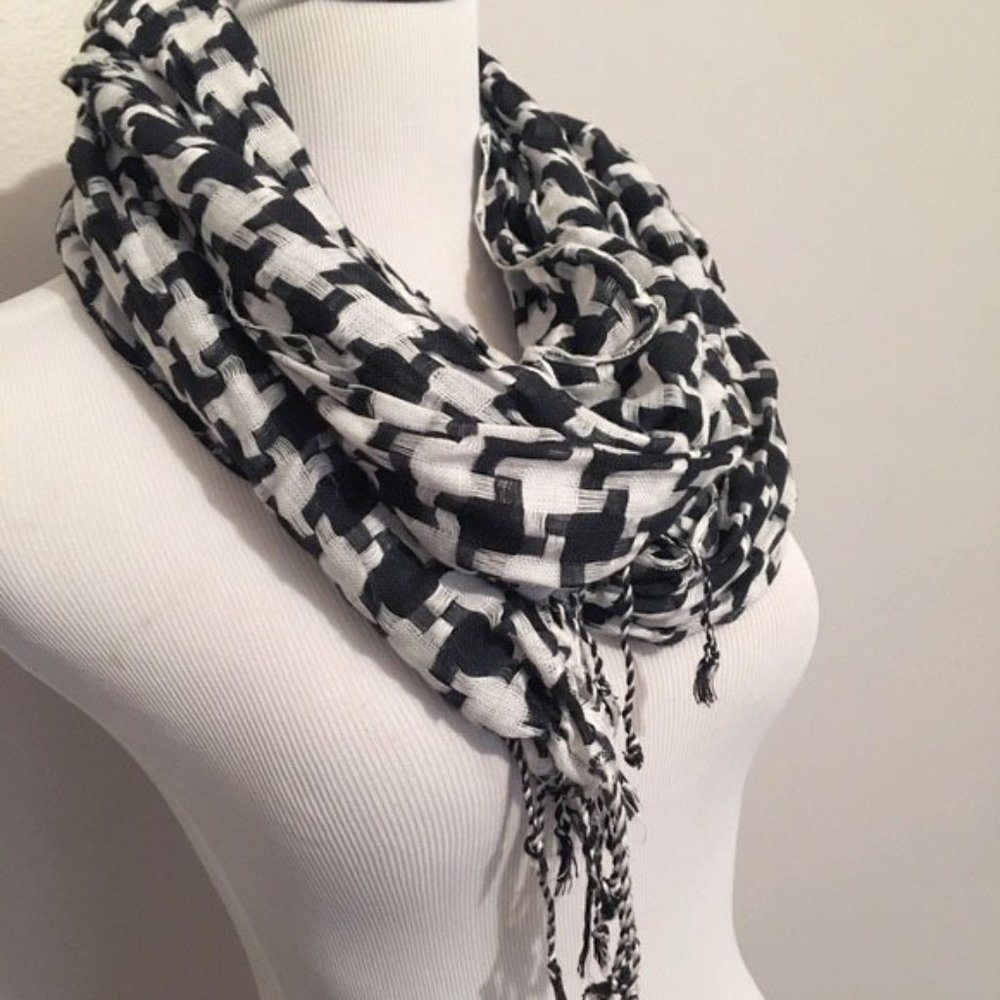 Houndstooth scarf black white  - lightweight - fringe